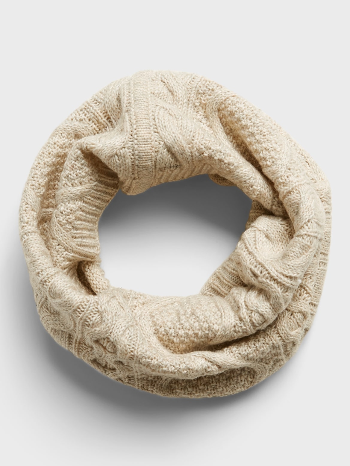 Écharpe circulaire en tricot torsadé