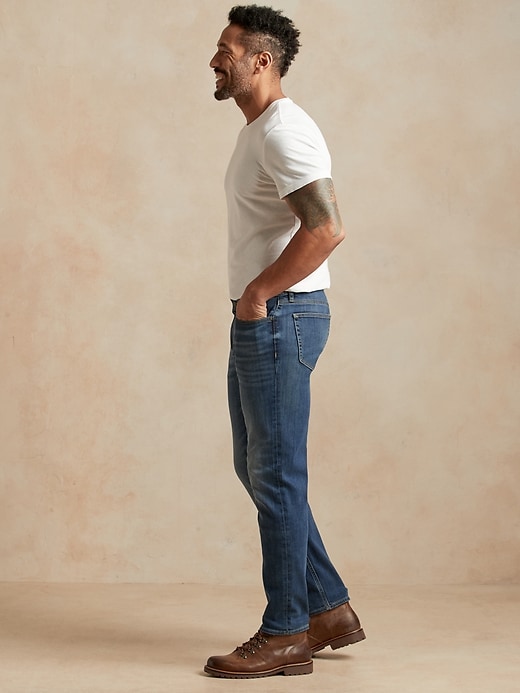 L'image numéro 5 présente Pantalon Voyageur de luxe, coupe fuselée athlétique