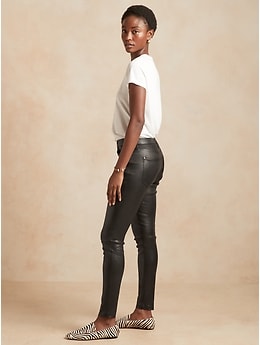 Y2K banana republic softest leather pants…perfect rise/boot cut Size 0/1  Still available 🔥🔥🔥