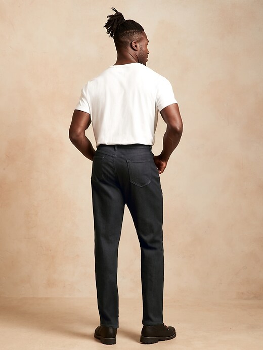 L'image numéro 5 présente Pantalon Voyageur de luxe, coupe fuselée athlétique
