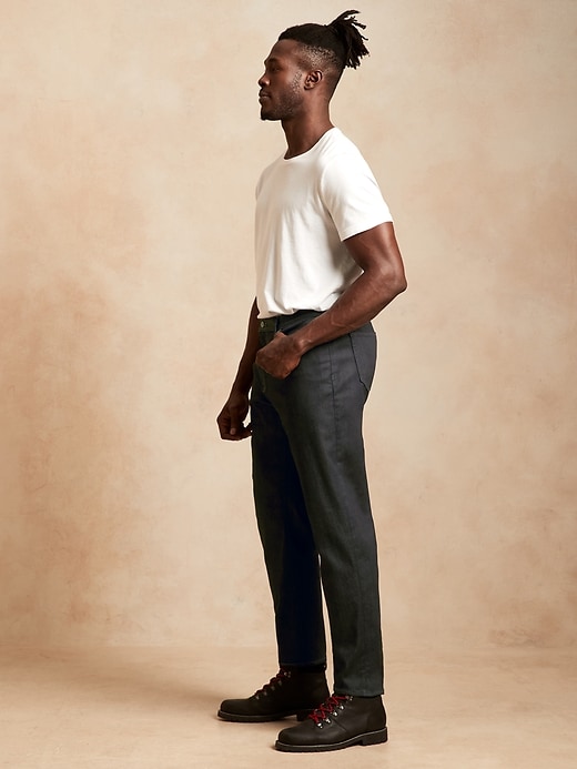 L'image numéro 8 présente Pantalon Voyageur de luxe, coupe fuselée athlétique