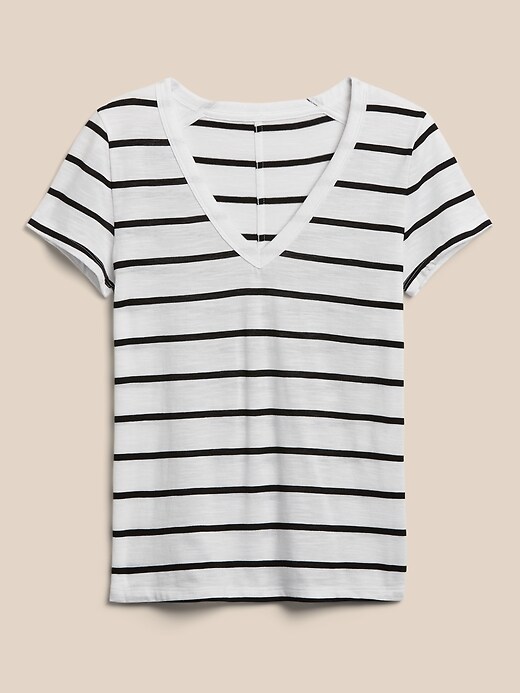 L'image numéro 4 présente T-shirt étroit à col en V en tricot grège de coton et modal