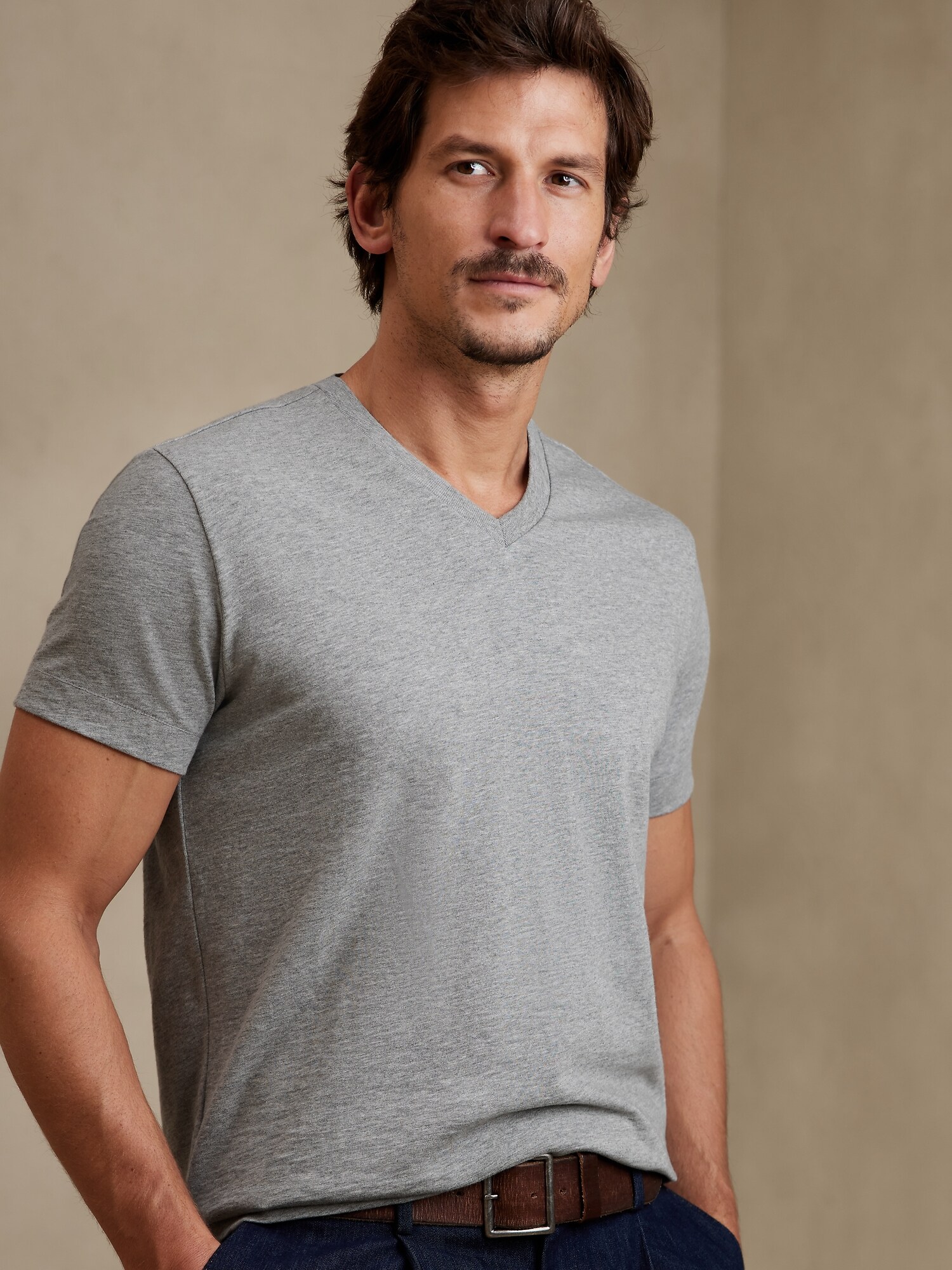 Banana Republic Rugged Slub V-Neck T-Shirt gray. 1