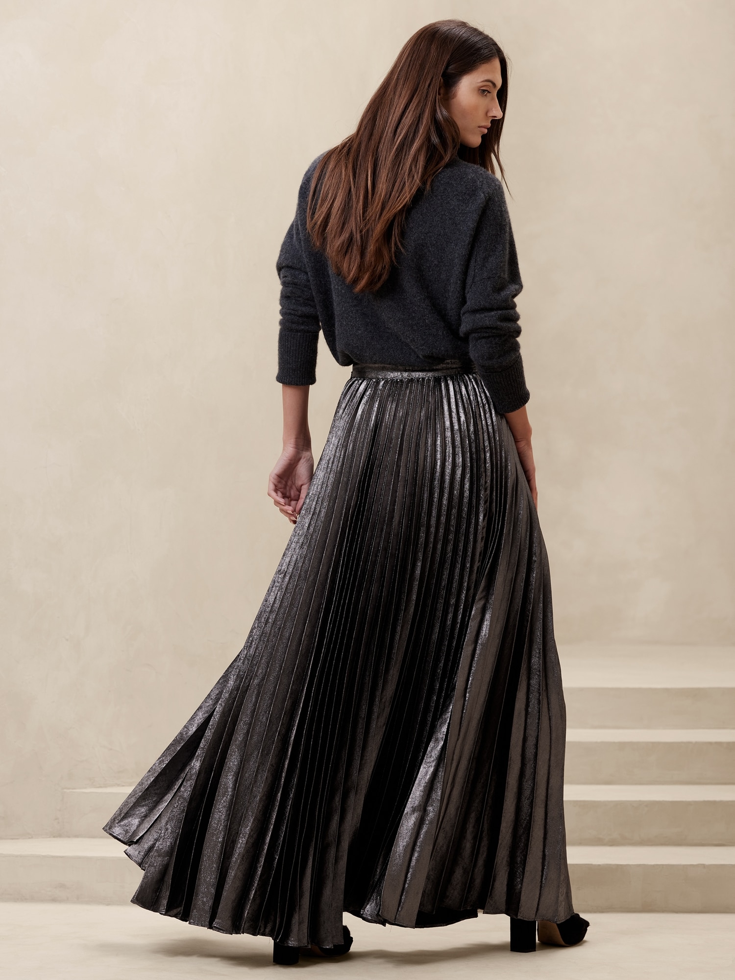 Metallic pleated outlet midi skirt black