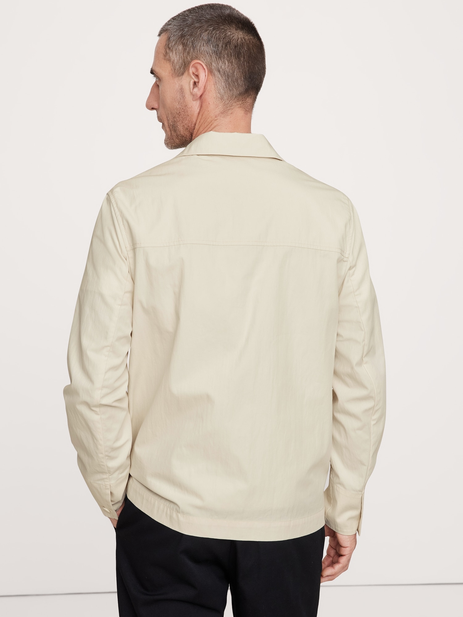 Veste-chemise à quatre poches au fini froissé