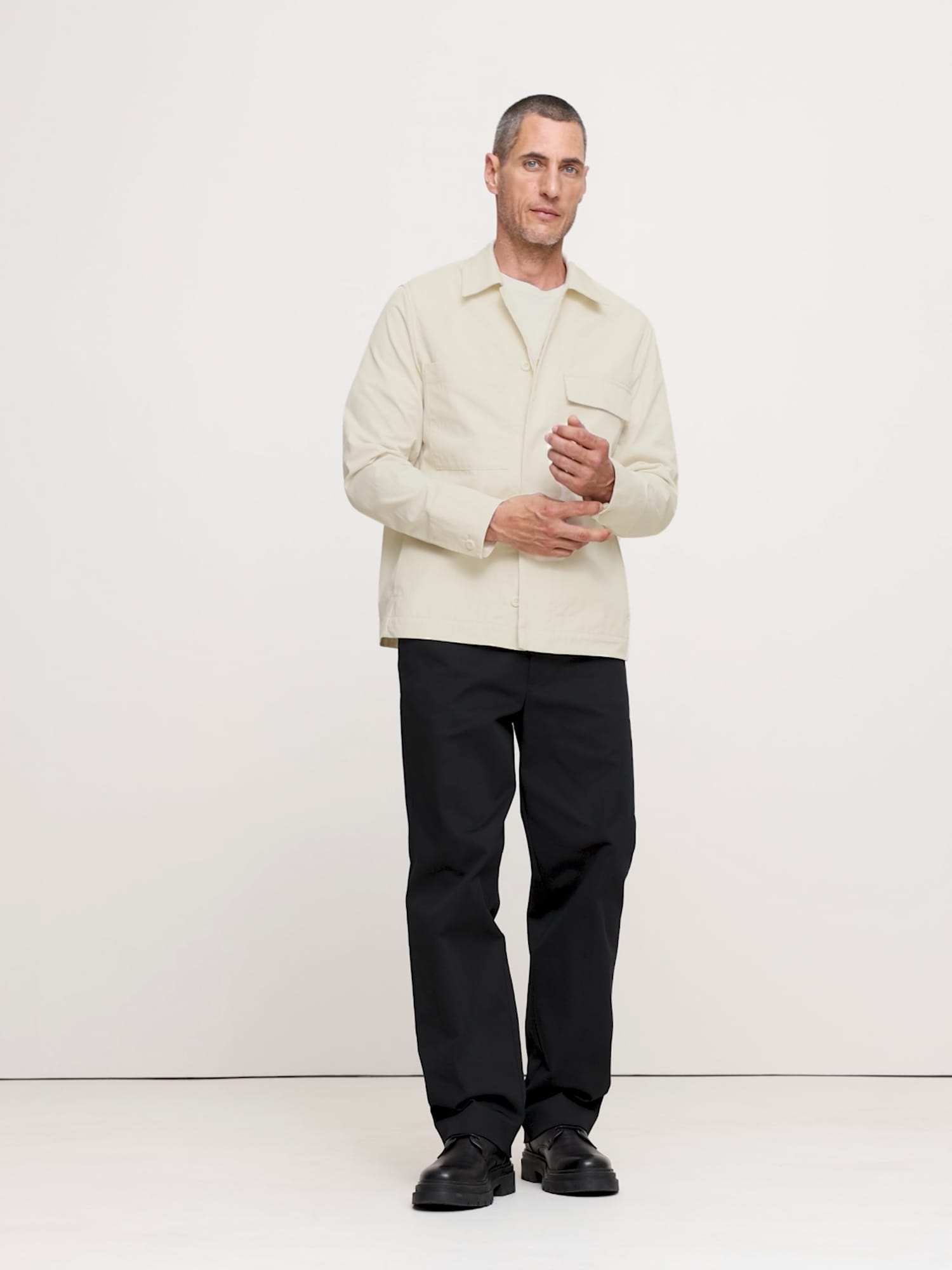 L'image numéro 2 présente Veste-chemise à quatre poches au fini froissé