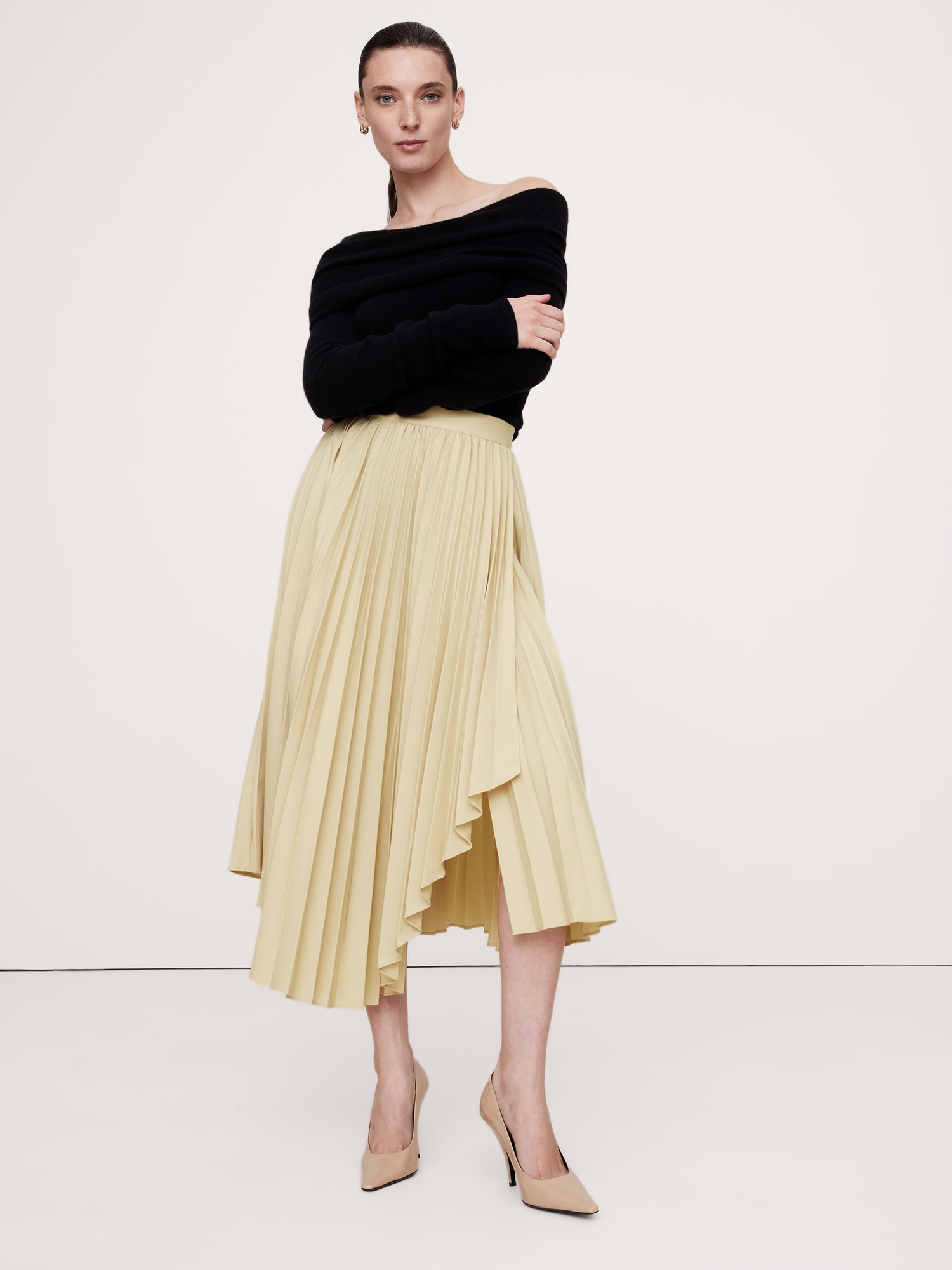 Black pleated midi skirt yellow top best sale