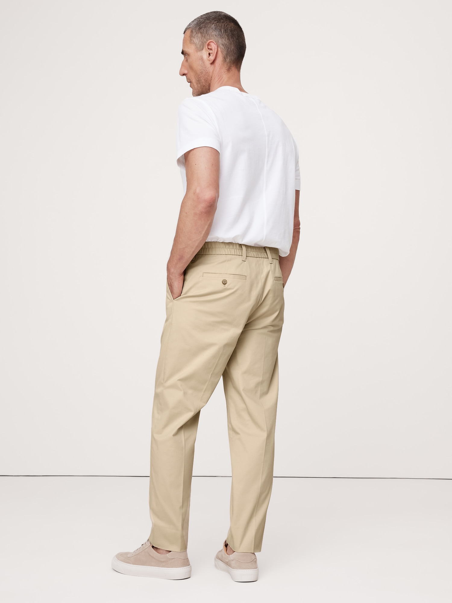 Chino court plissé en tissu italien extensible