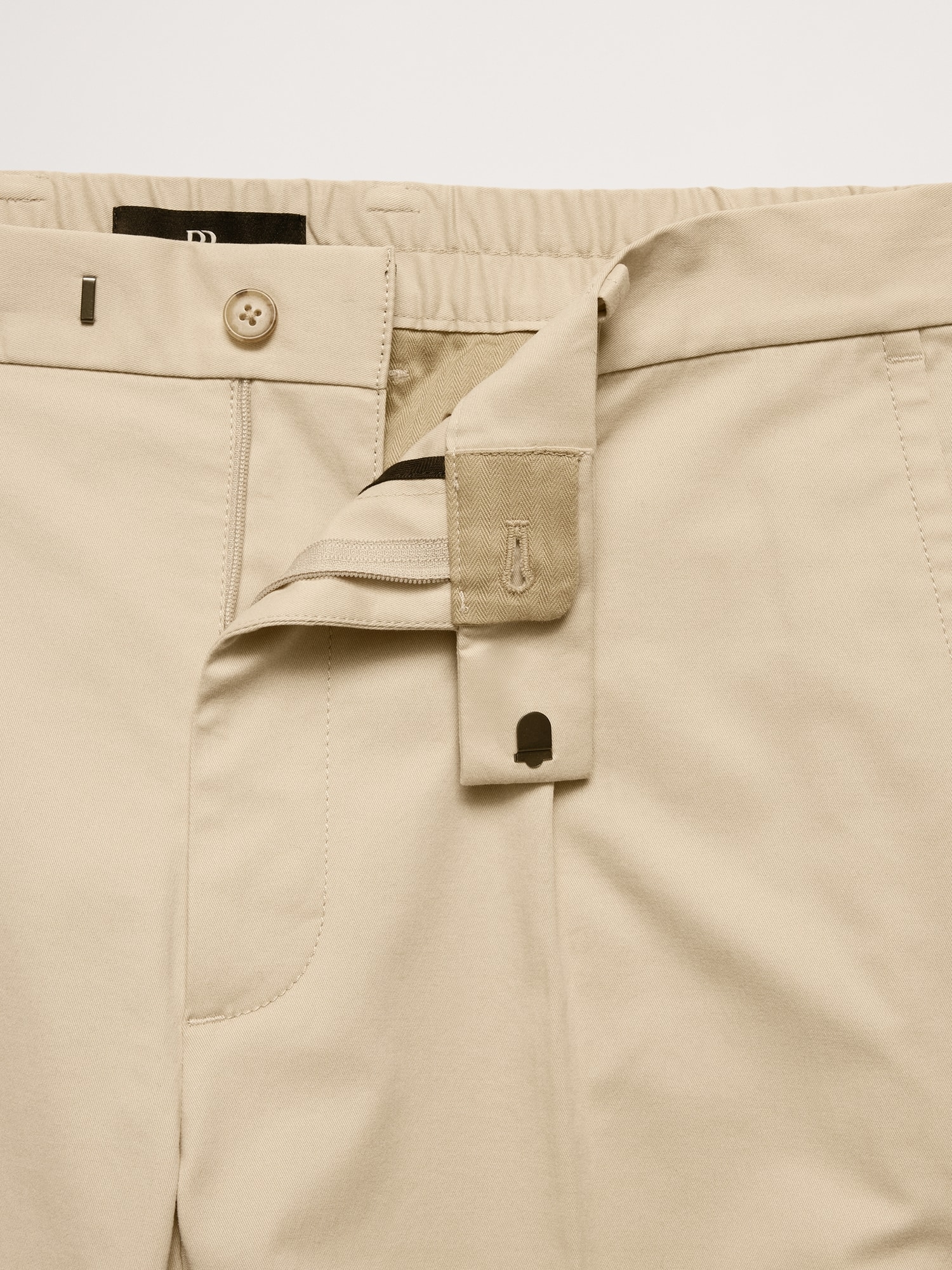 Chino court plissé en tissu italien extensible