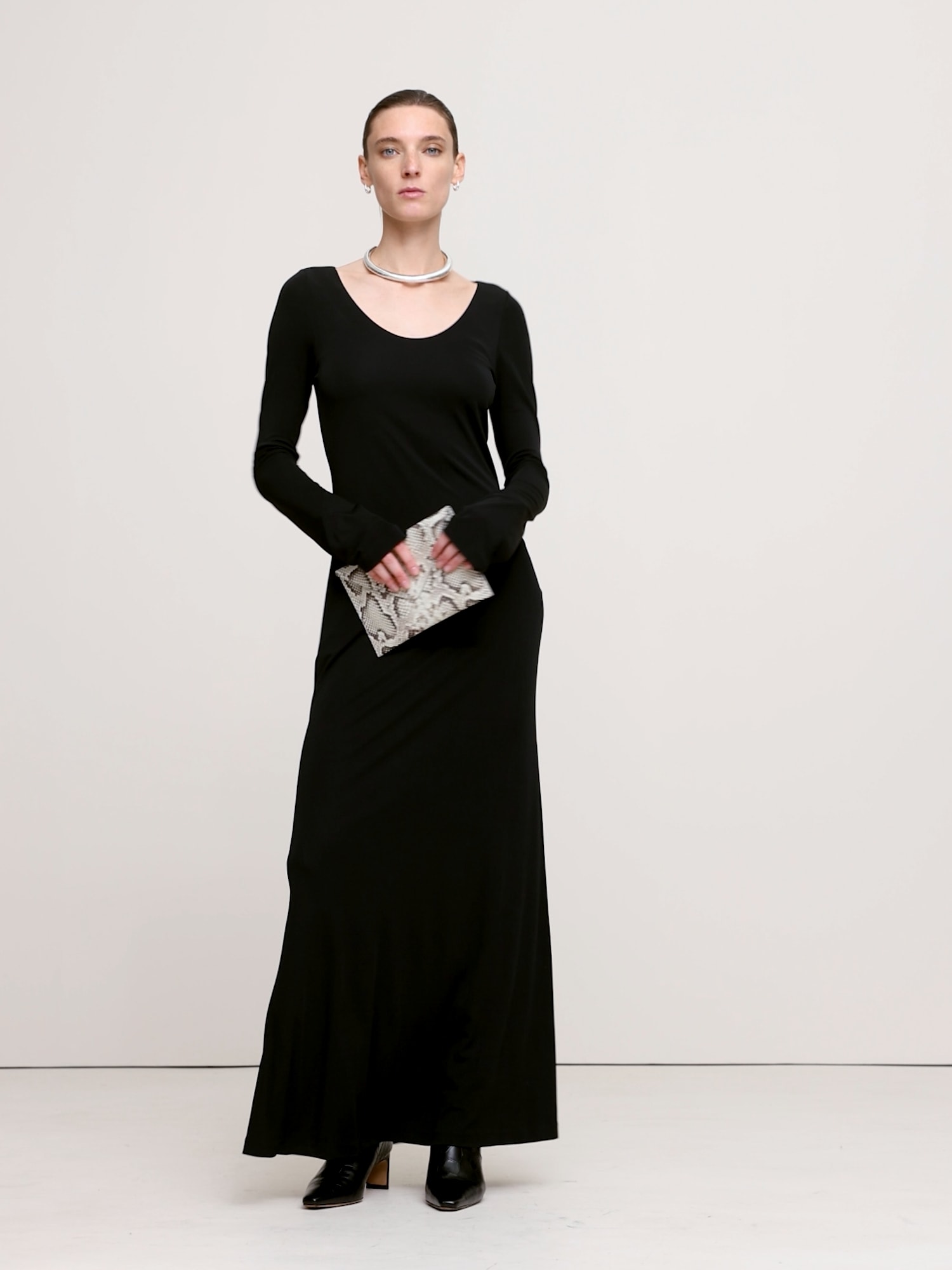 L'image numéro 2 présente Robe longue à encolure dégagée en tricot de crêpe