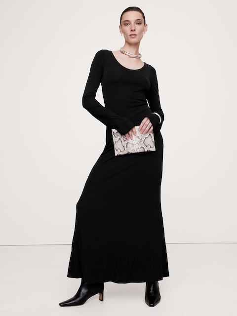 ROBE LONGUE À ENCOLURE DÉGAGÉE EN TRICOT DE CRÊPE