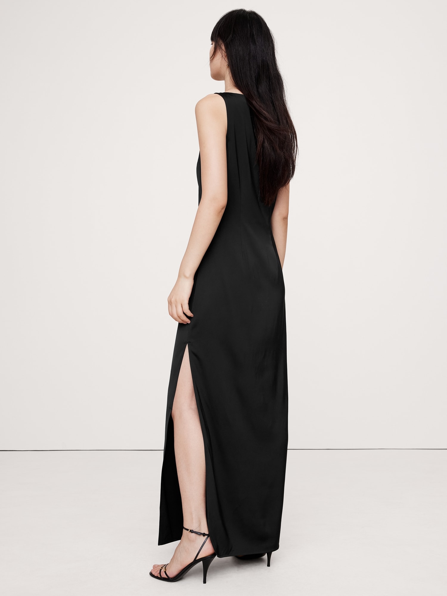 Robe longue droite en satin extensible