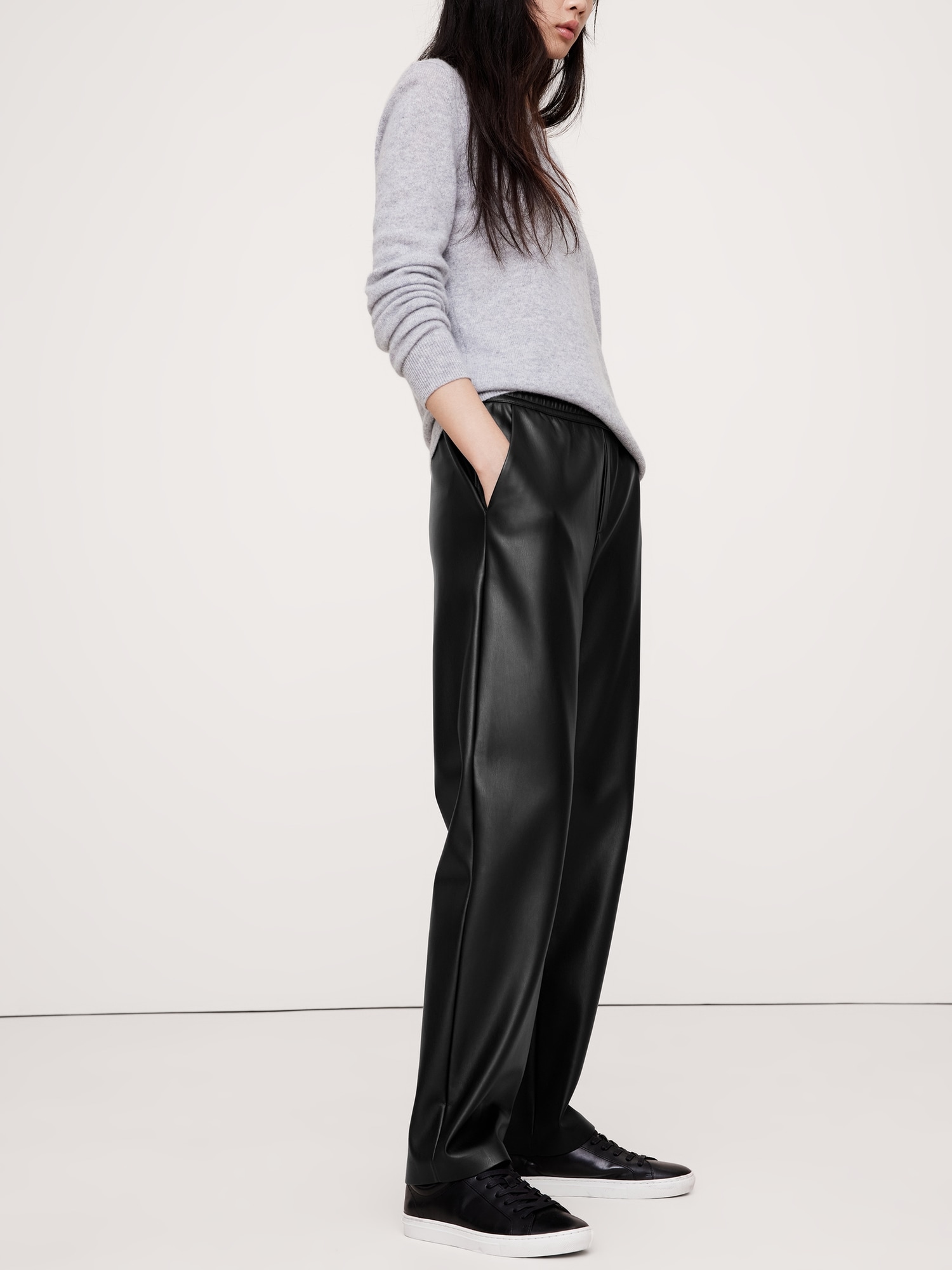 Pantalon étroit à taille mi-basse extensible en cuir végane