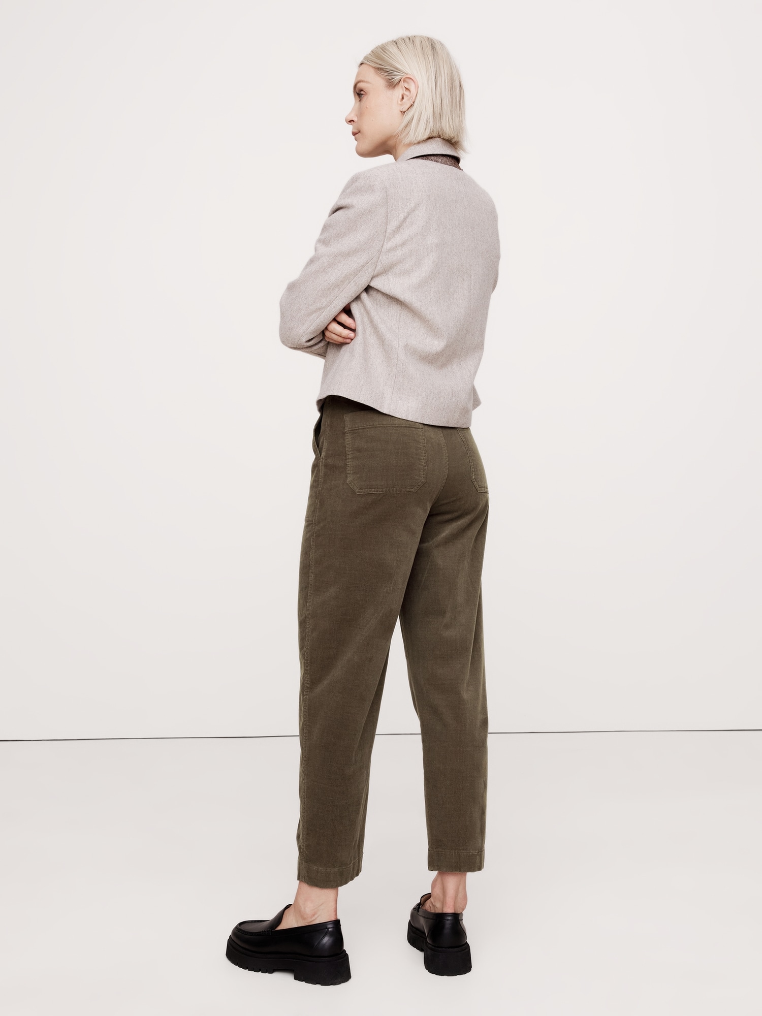 Chino utilitaire à taille haute et coupe baril étroite