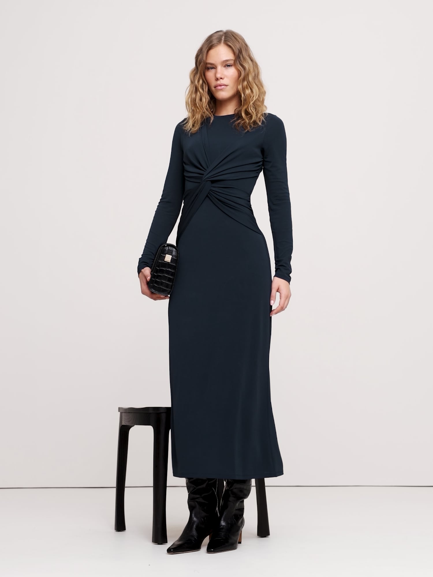 L'image numéro 2 présente Robe longue à devant torsadé en tricot de jersey