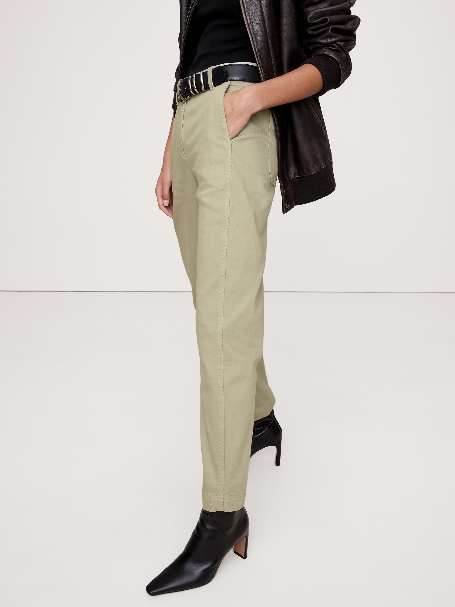 The Weekender Slim Barrel-Leg Pant