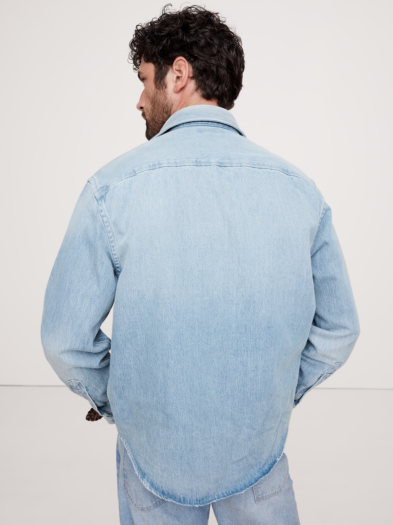 La chemise en denim décontractée