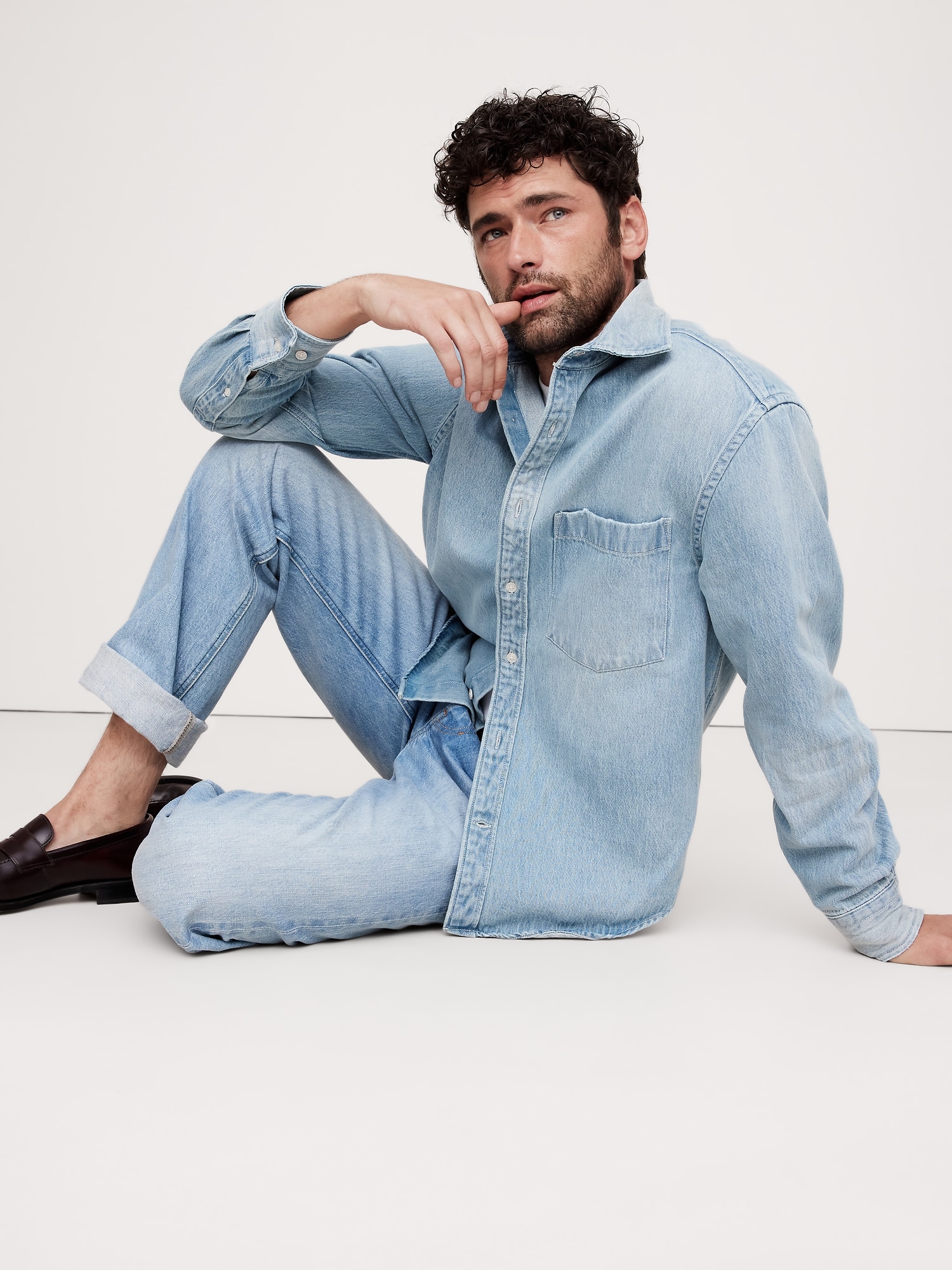 La chemise en denim décontractée