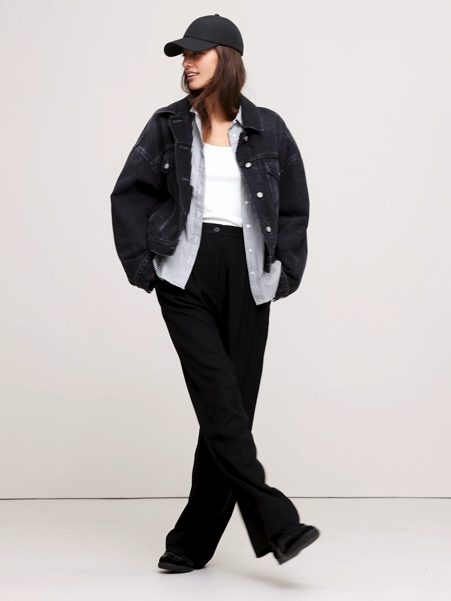 L'image numéro 2 présente Pantalon drapé en sergé à taille haute et à jambe large Soho