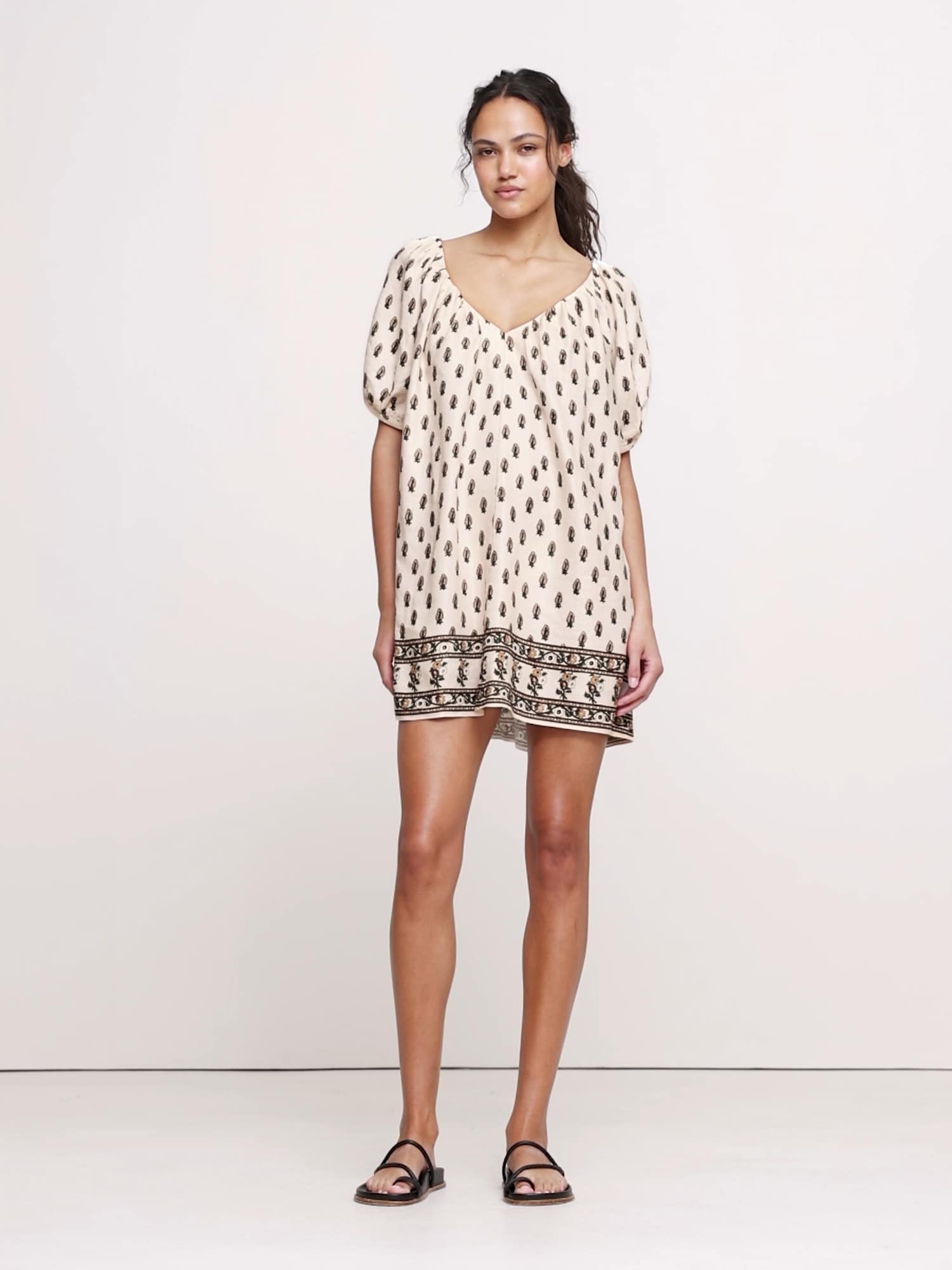 L'image numéro 2 présente Robe courte en lin et viscose