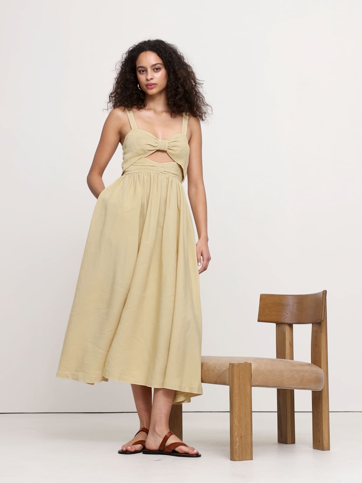 L'image numéro 2 présente Robe longue en douppioni de viscose et lin ornée d’une boucle sur le devant