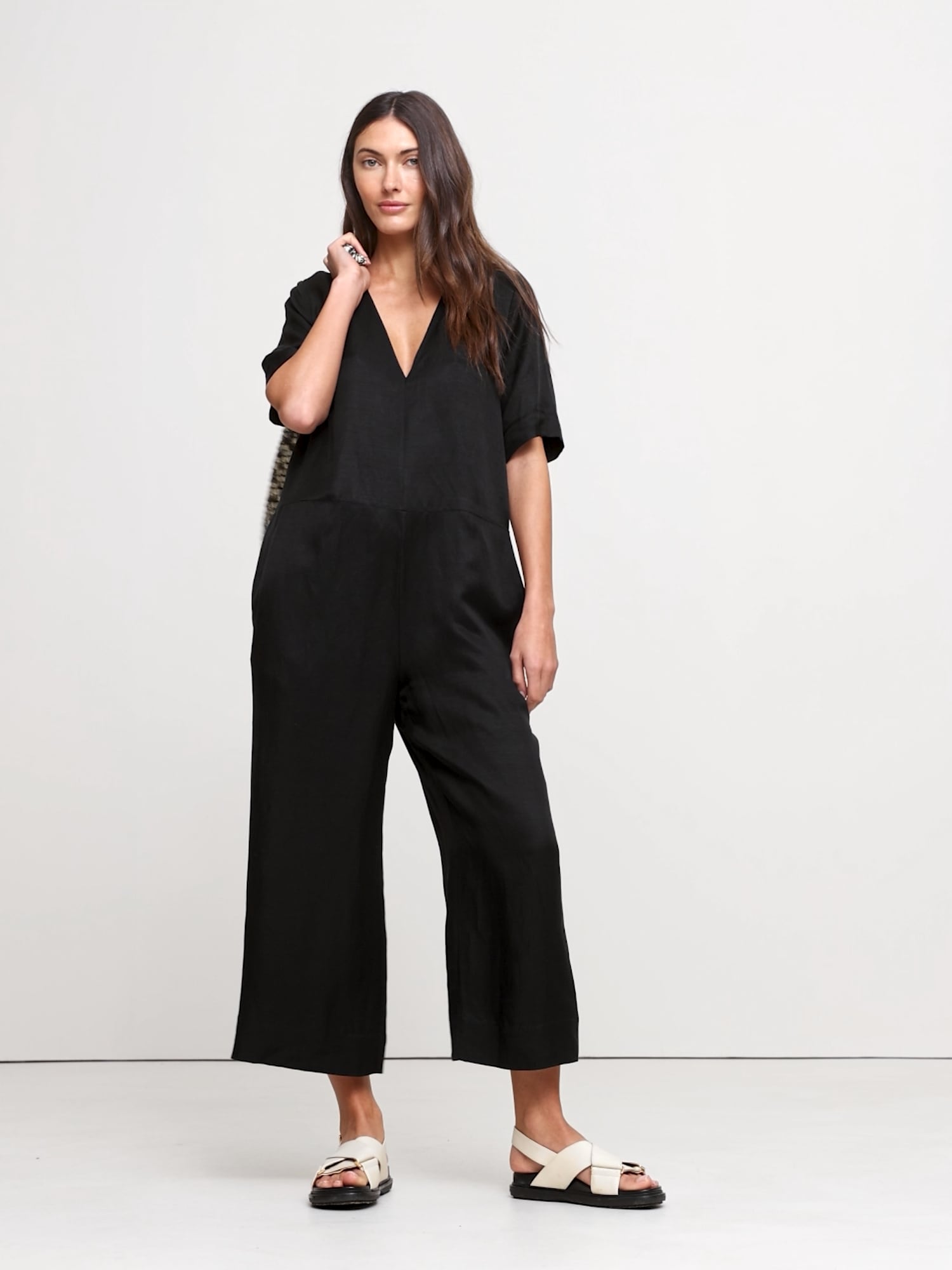 L'image numéro 2 présente Combinaison à jambe large en lin et viscose