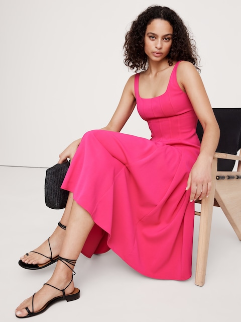 ROBE LONGUE EN SATIN EXTENSIBLE À ENCOLURE CARRÉE
