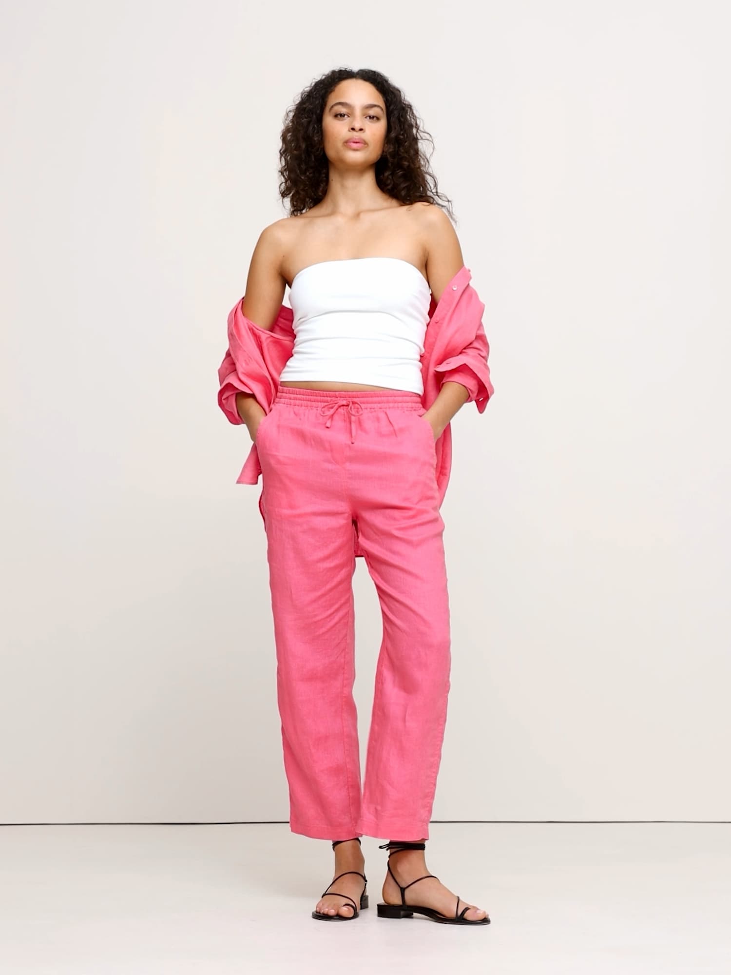 L'image numéro 2 présente Pantalon à taille extensible en lin longueur cheville