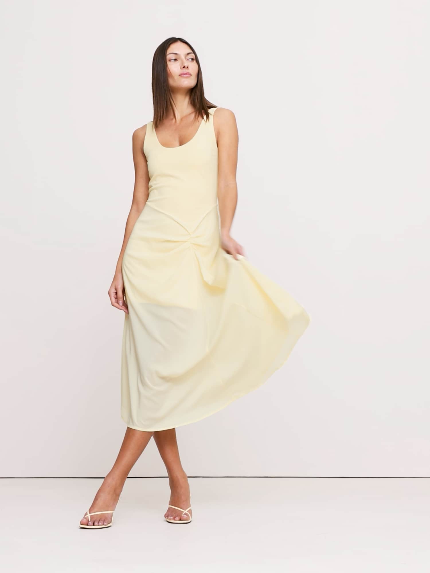 L'image numéro 2 présente Robe mi-longue en tricot