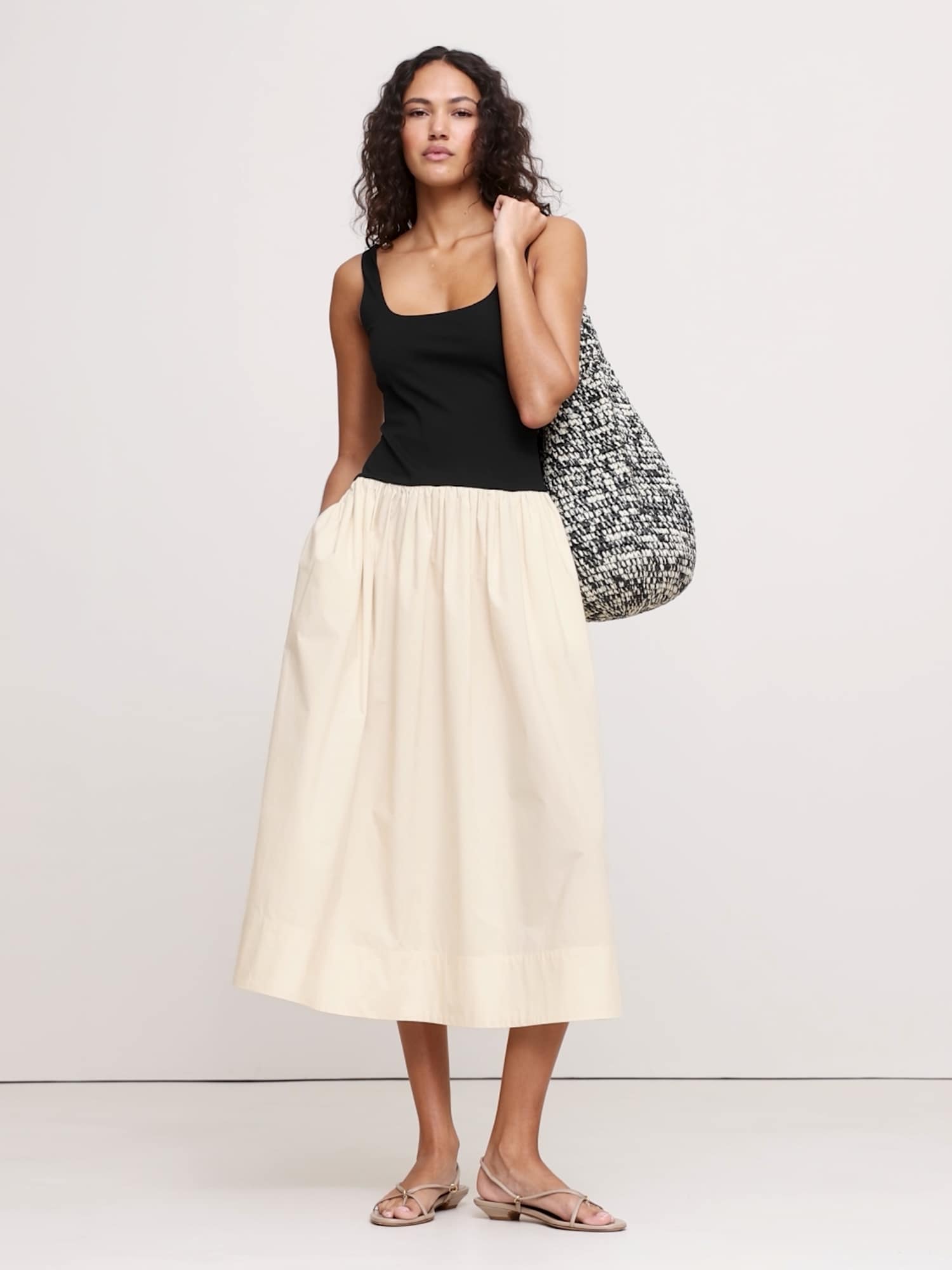 L'image numéro 2 présente Robe mi-longue à taille basse