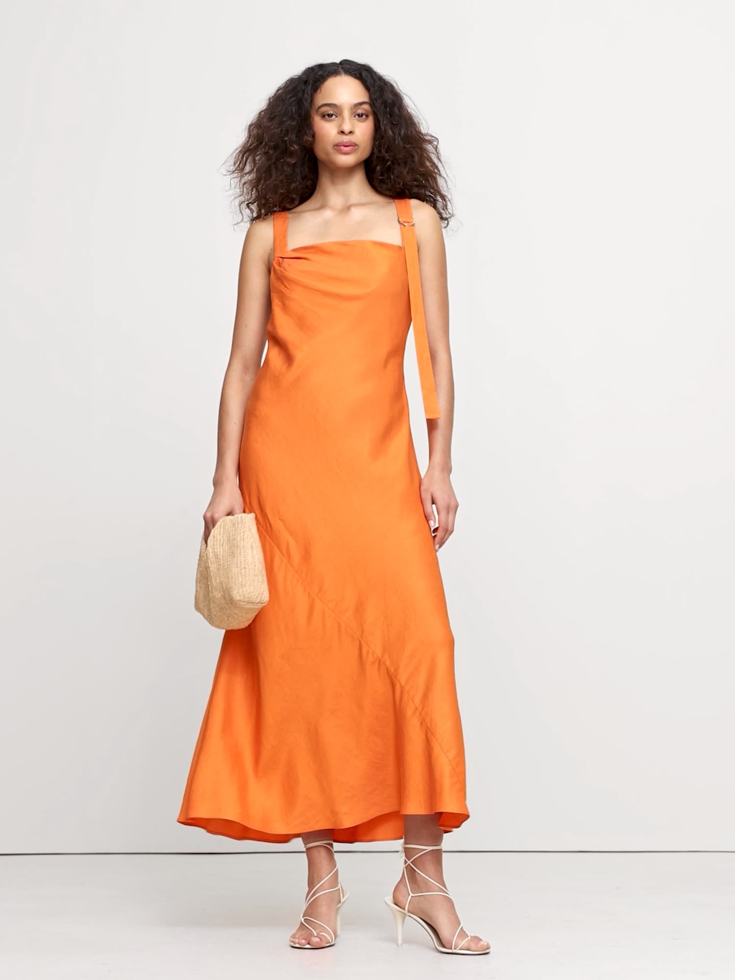 L'image numéro 2 présente Robe longue drapée en lin et viscose