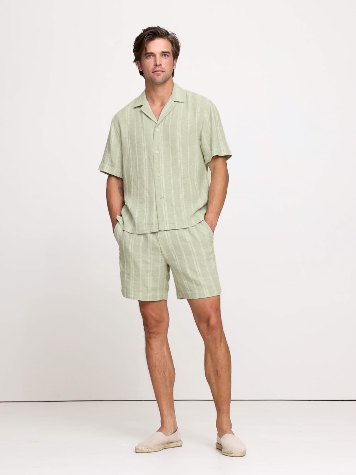 L'image numéro 2 présente Chemise de vacances en lin et viscose à rayures