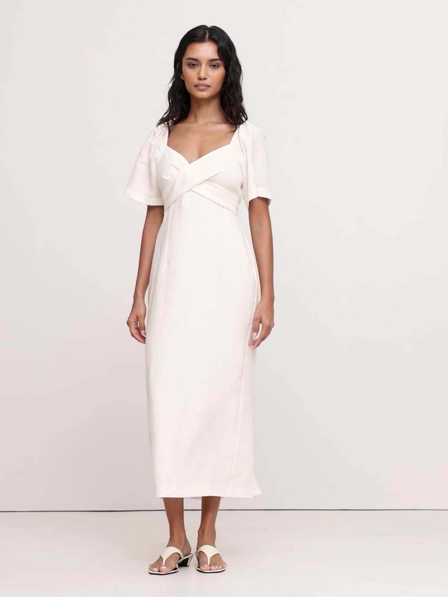 L'image numéro 2 présente Robe mi-longue en lin à décolleté en cœur