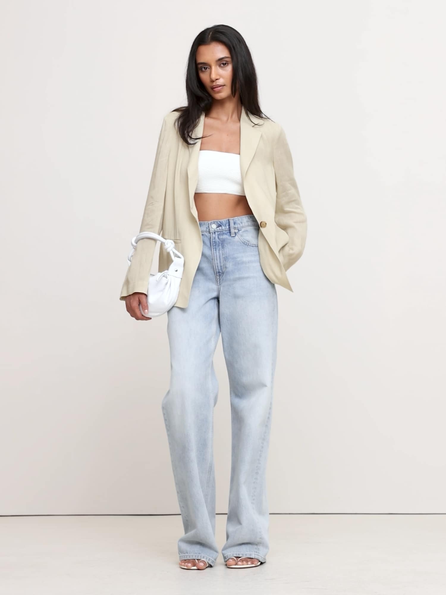 L'image numéro 2 présente Blazer à dos dégagé en lin et viscose