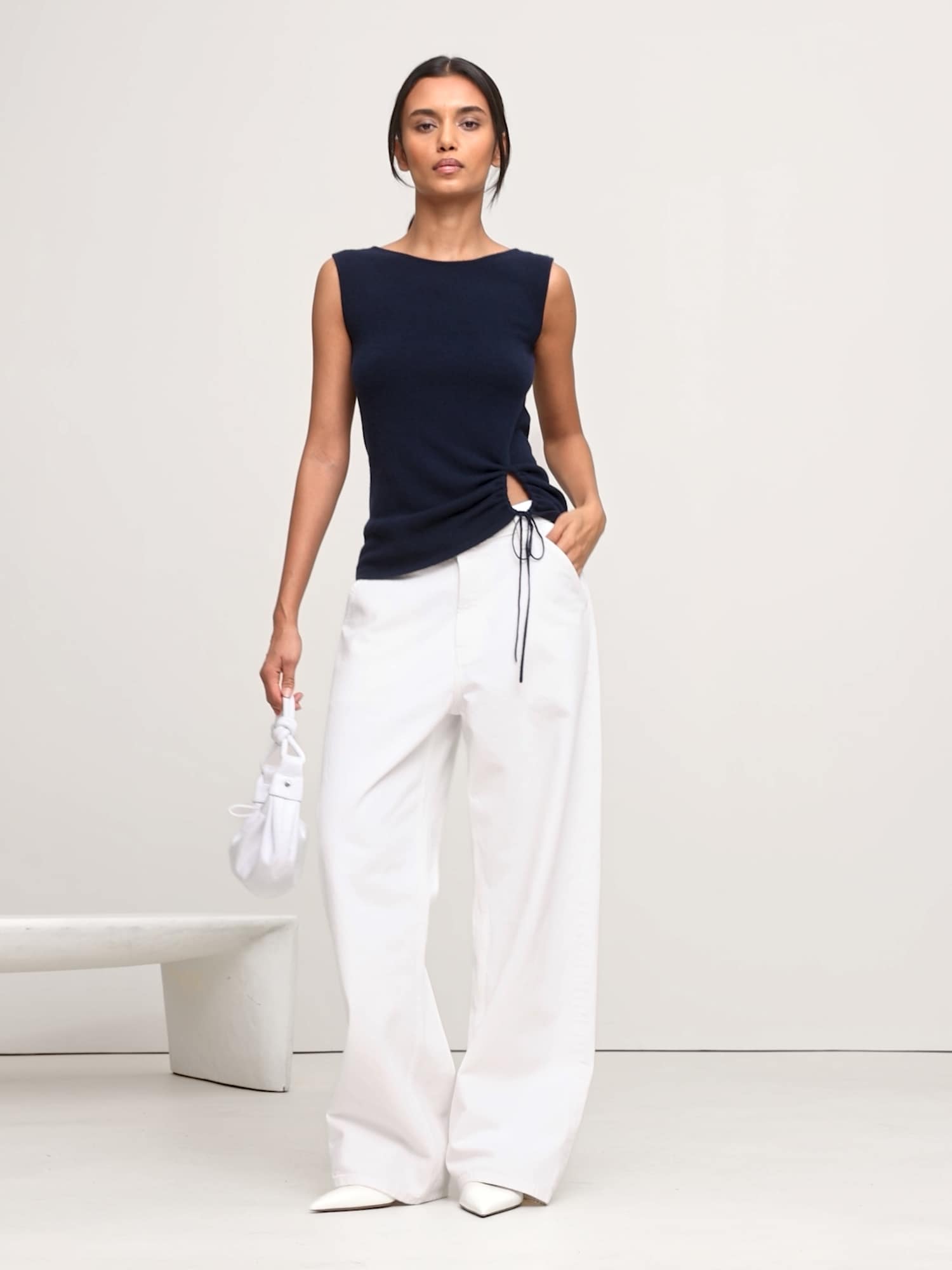 L'image numéro 2 présente Camisole légère en cachemire à ourlet à coulisse