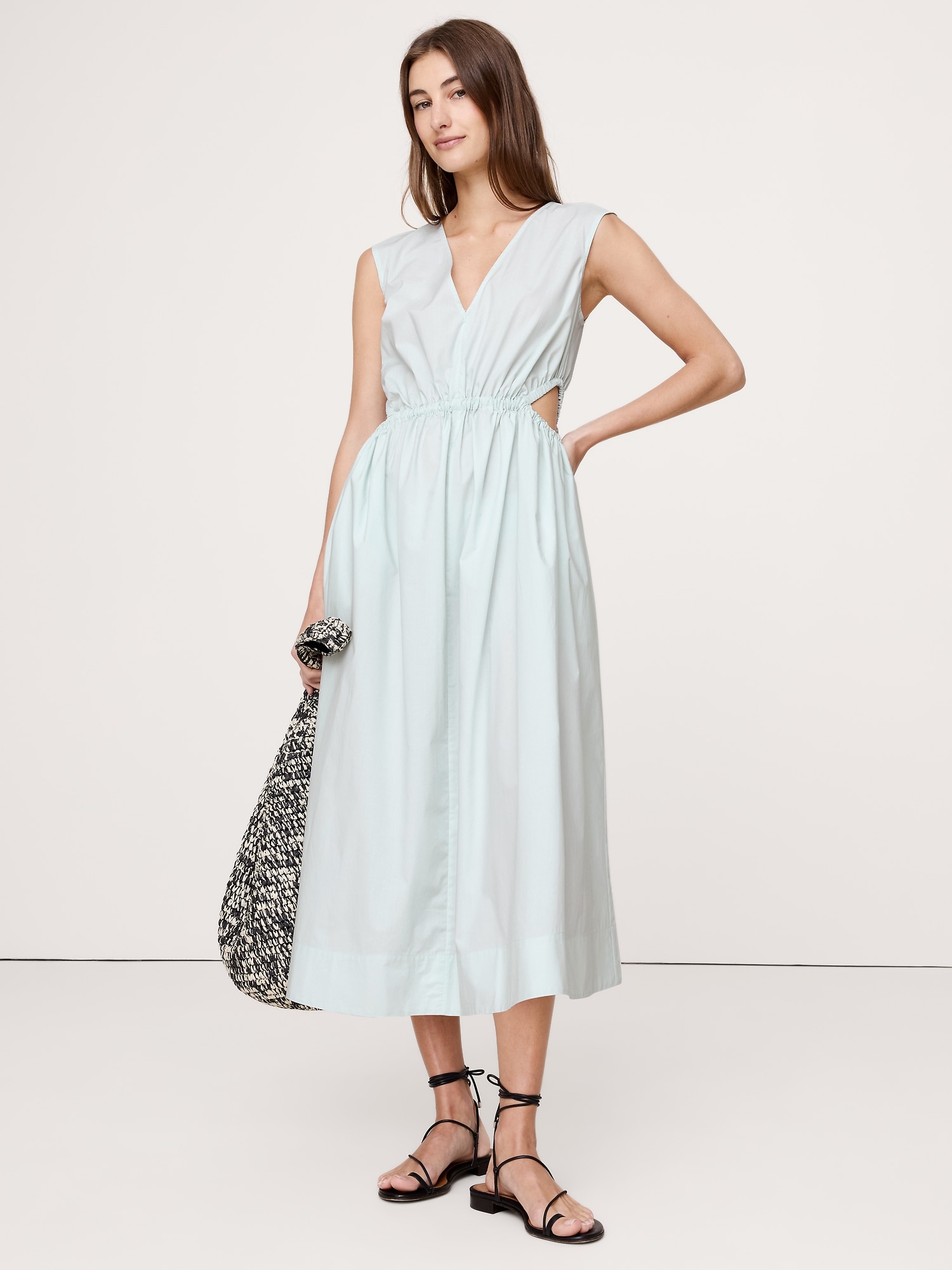 Robe mi-longue en popeline de coton à découpes latérales.