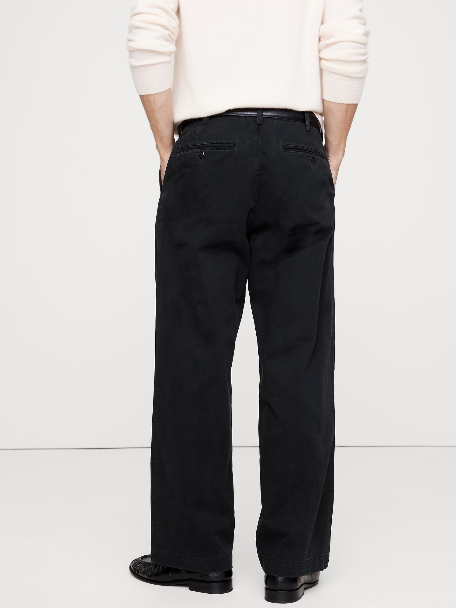 L'image numéro 2 présente CHINO AMPLE EN COTON LÉGER PLISSÉ