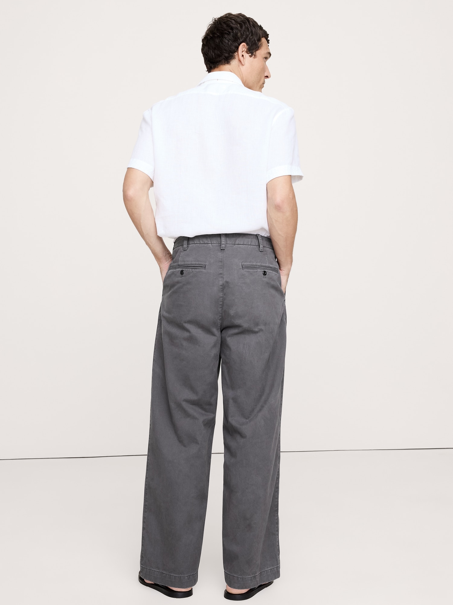 L'image numéro 8 présente CHINO AMPLE EN COTON LÉGER PLISSÉ