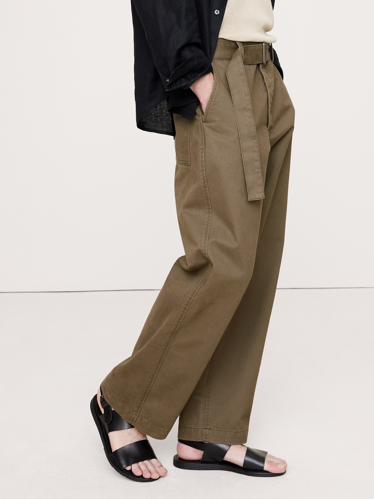 L'image numéro 4 présente CHINO AMPLE AVEC CEINTURE