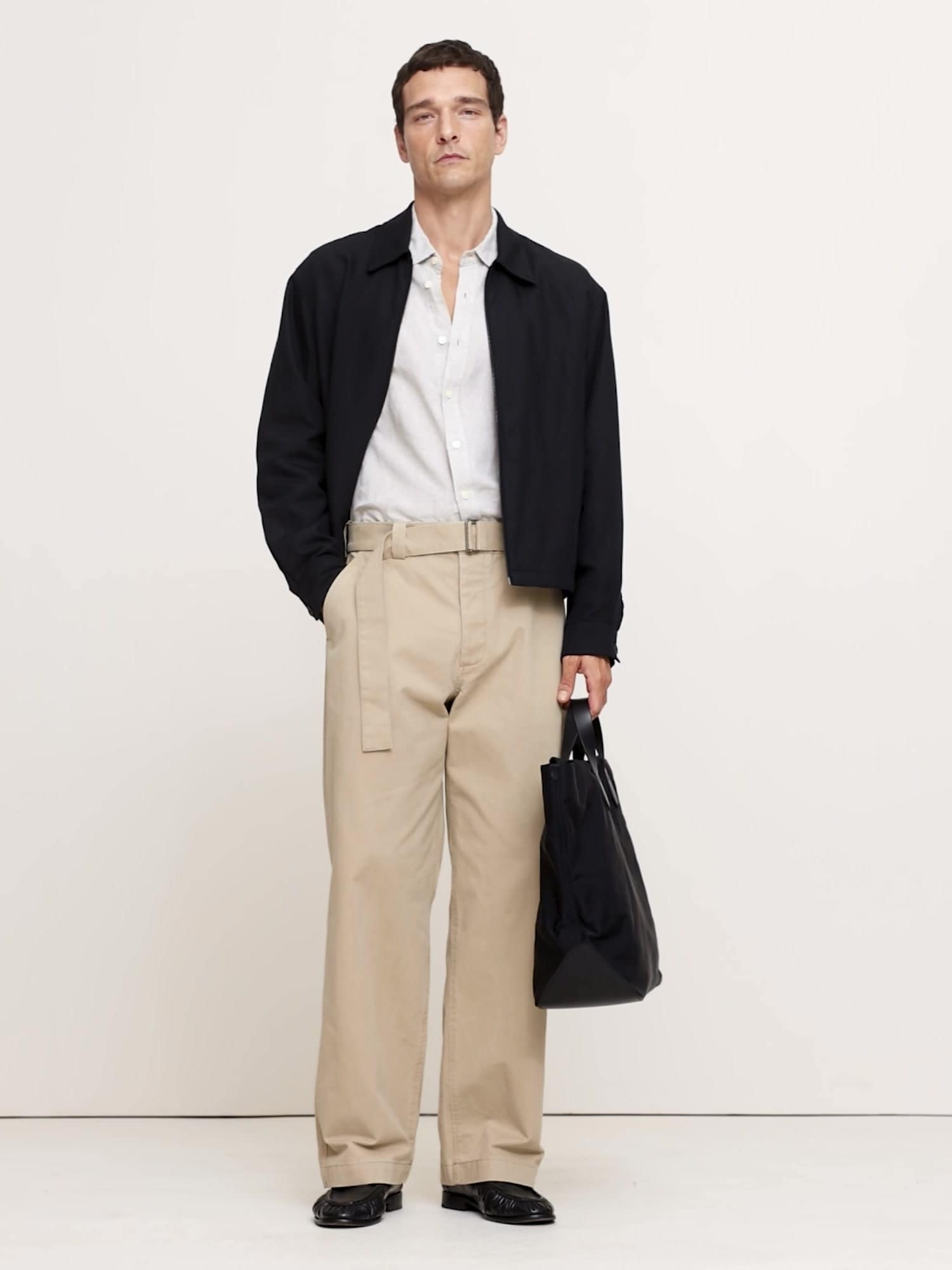 L'image numéro 2 présente CHINO AMPLE AVEC CEINTURE