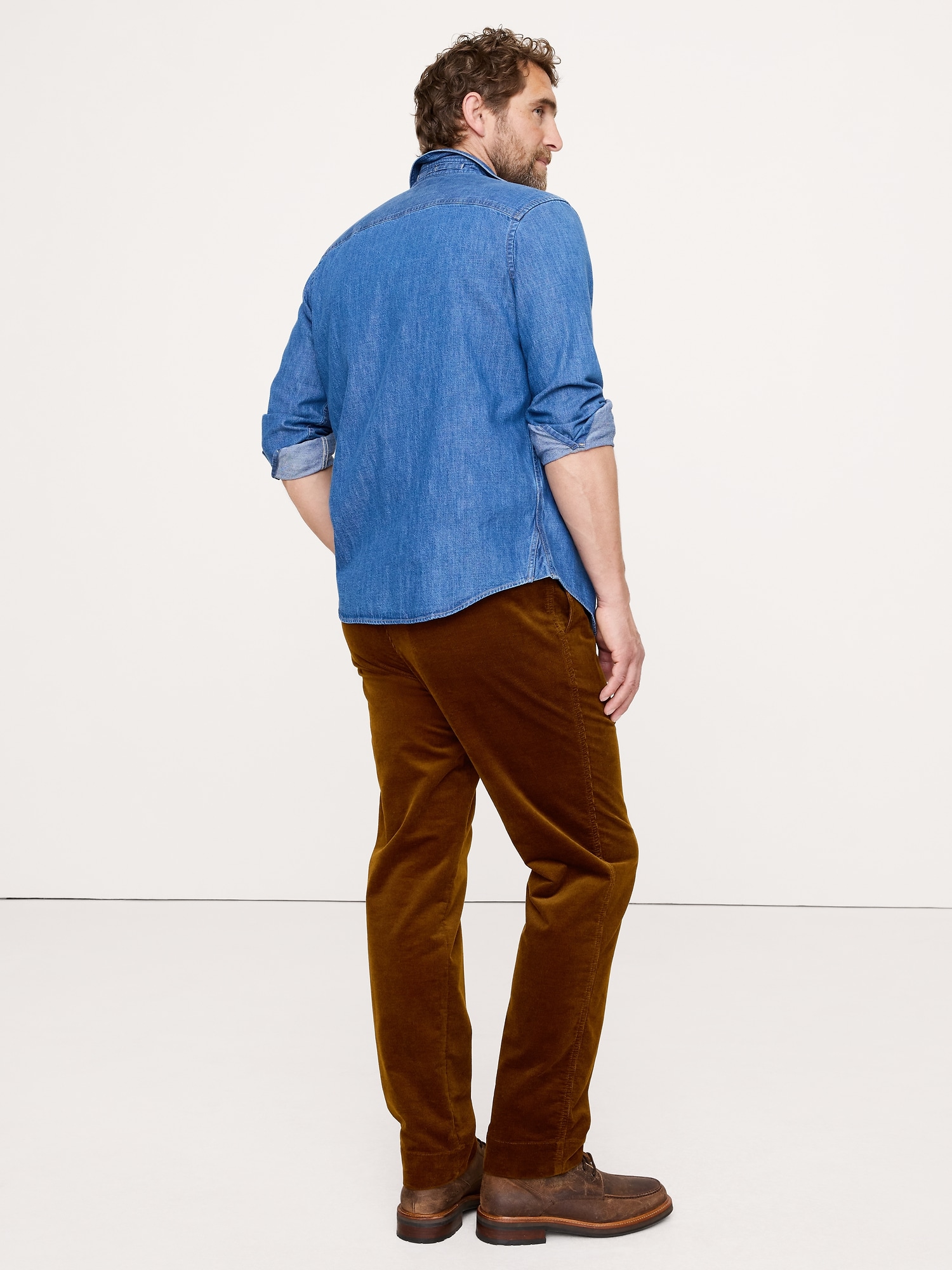 L'image numéro 5 présente PANTALON VOYAGEUR À TAILLE EXTENSIBLE EN VELOURS CÔTELÉ
