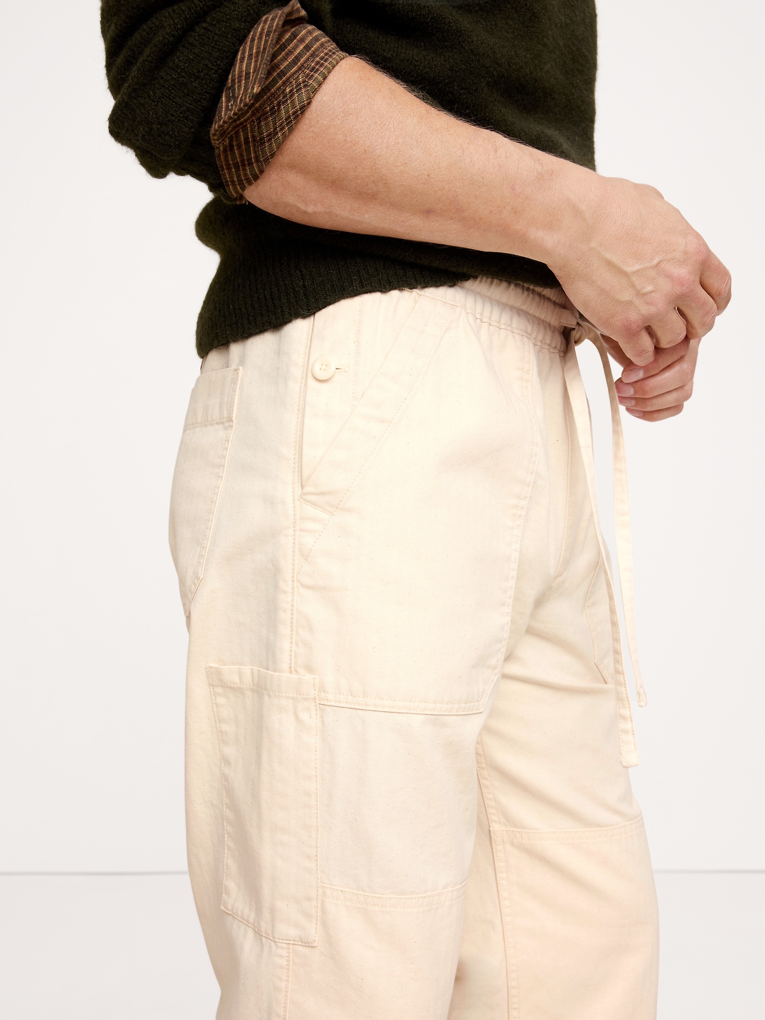 L'image numéro 3 présente PANTALON DE JARDINIER À TAILLE ÉLASTIQUE EN COTON À MOTIF DE CHEVRONS
