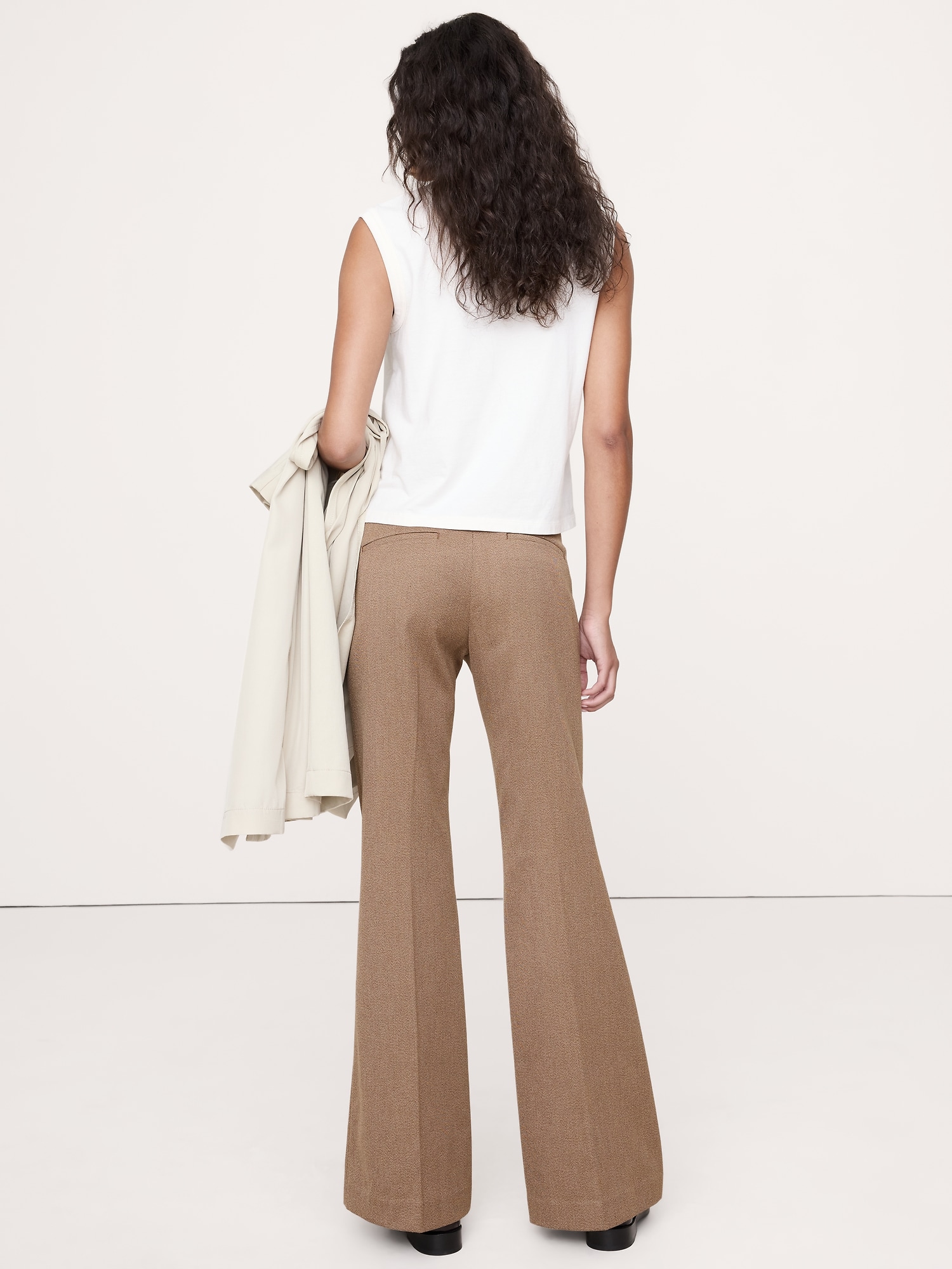 L'image numéro 2 présente Pantalon évasé à taille mi-basse en sergé italien