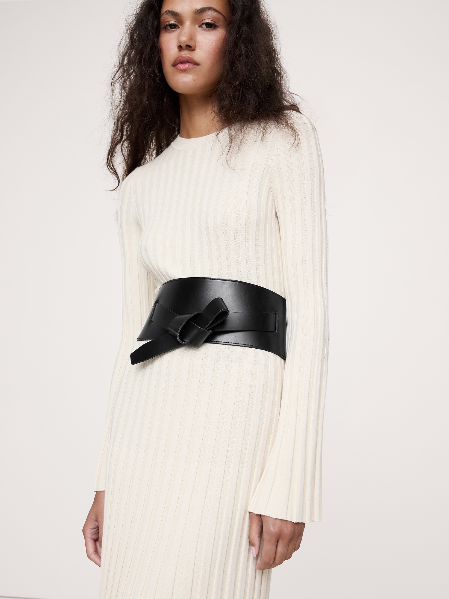 L'image numéro 2 présente CEINTURE CORSET EN CUIR NOUÉ