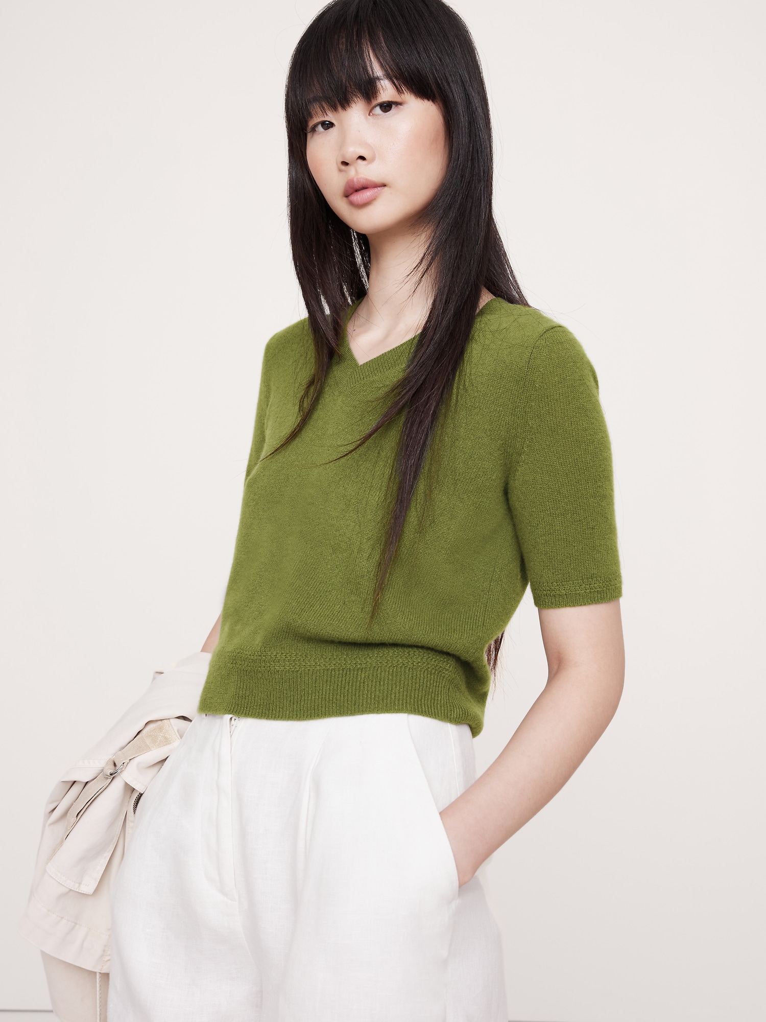 Lightweight Cashmere V-Neck Short-Sleeve Sweater - Leafy Green