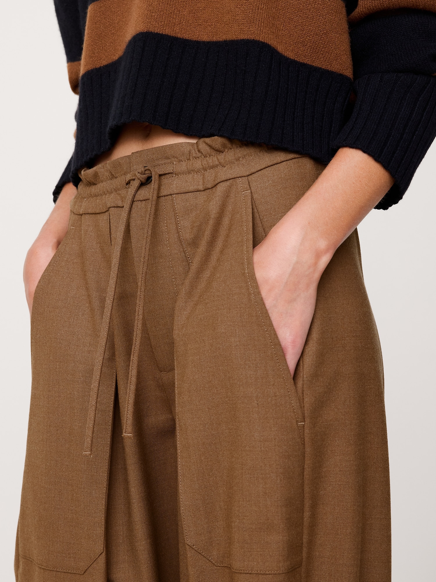 L'image numéro 4 présente Pantalon baril à taille haute extensible en flanelle à plis