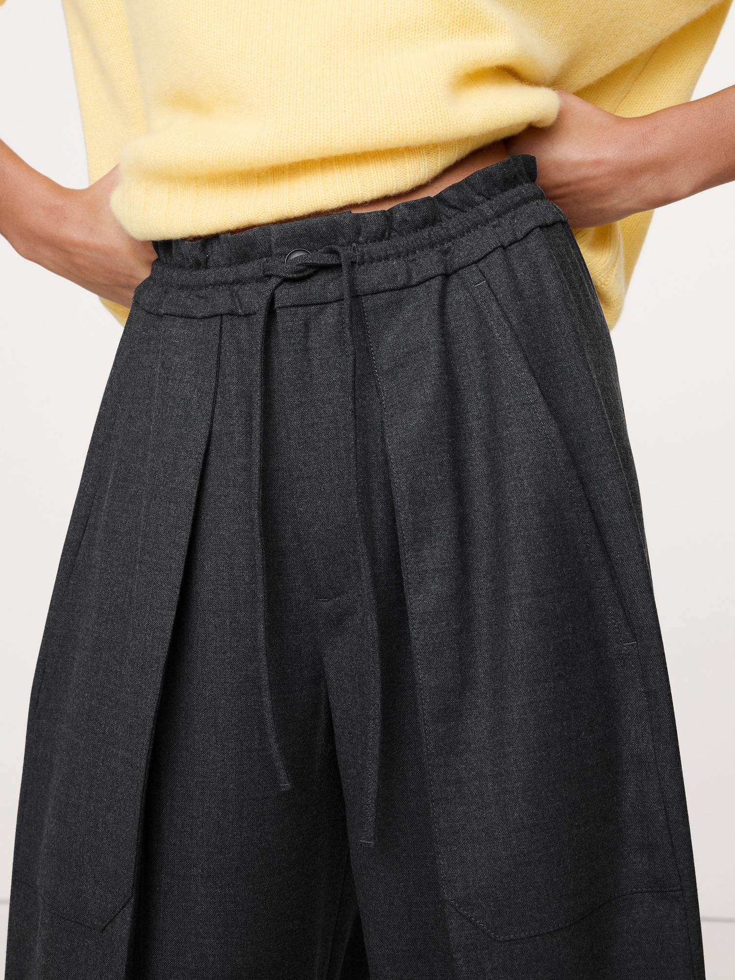 L'image numéro 7 présente Pantalon baril à taille haute extensible en flanelle à plis