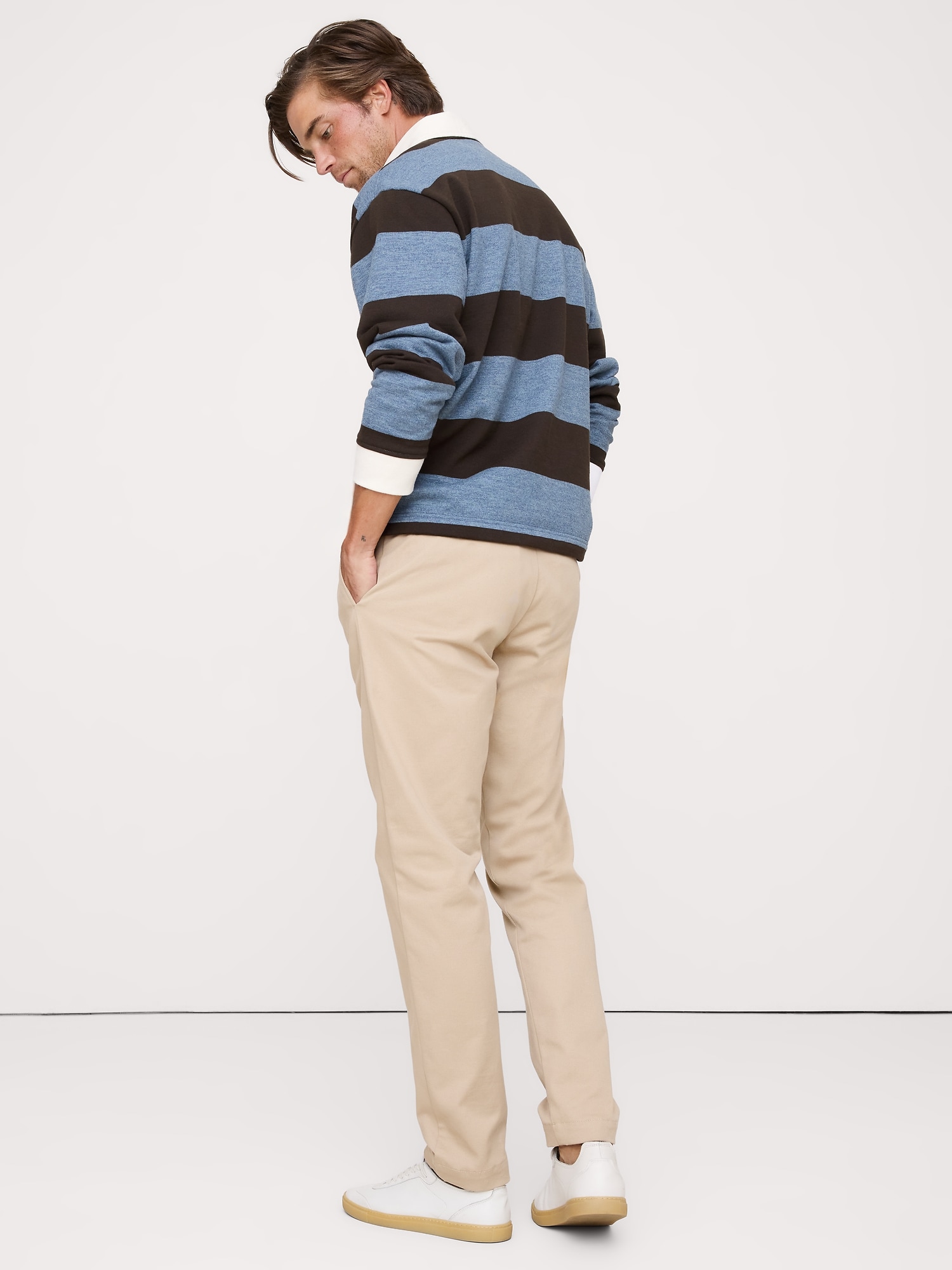 L'image numéro 2 présente Pantalon à coupe athlétique en chino extensible italien