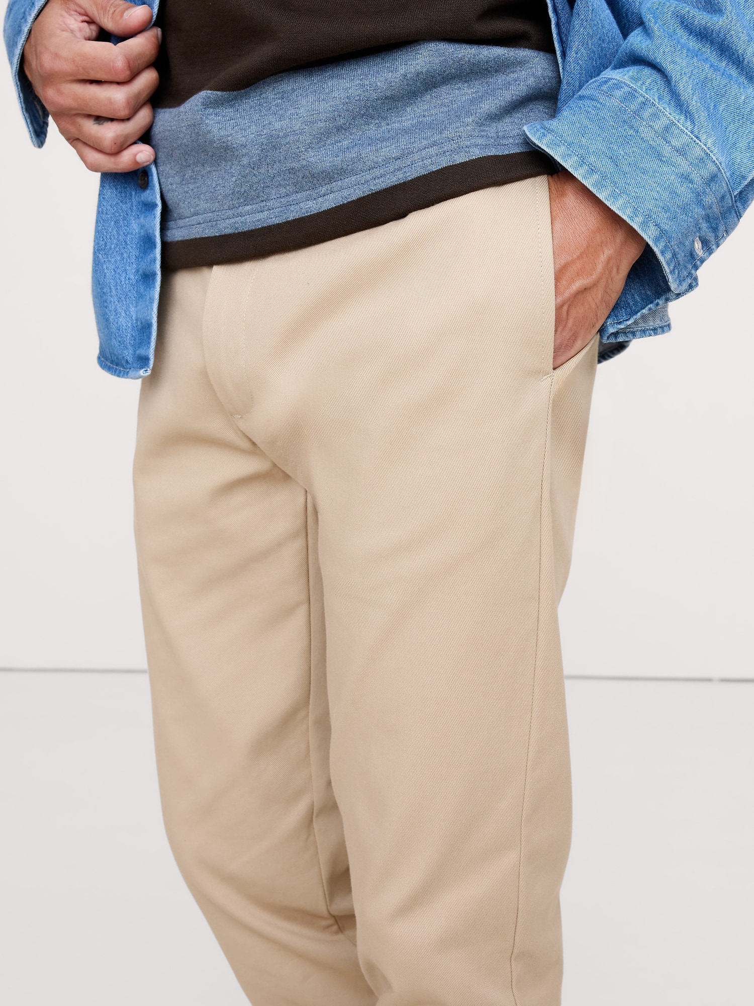 L'image numéro 3 présente Pantalon à coupe athlétique en chino extensible italien