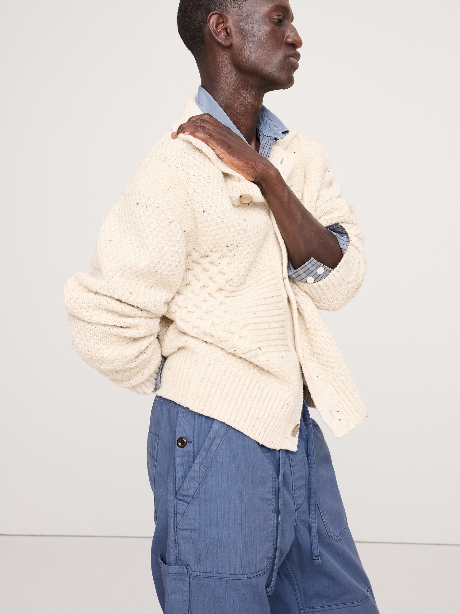 L'image numéro 6 présente PANTALON DE JARDINIER À TAILLE ÉLASTIQUE EN COTON À MOTIF DE CHEVRONS